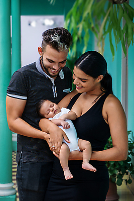 포토 JPG 해외이미지 라이프스타일 커플 여자 남자 행복 아들 어린이 결혼 가족 관계 결혼식 엄마 새로움 함께함 실내 건강 사랑 미소 사람 소년 세명 부모 육아 아기 신생아 잡기 아빠 보호 돌봄 해외포토 감정 컨셉 모션 표정 이벤트 내부 생활 파일형식 이미지허브