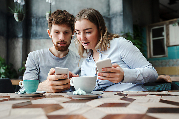 포토 JPG 해외이미지 라이프스타일 커플 커피 인터넷 데이트 통신 탁자 모바일 함께함 실내 사람 앉기 두명 가로 친구 스마트폰 상점 식당 카페 연결 소통 소셜 해외포토 음료 가구 컨셉 관계 모션 내부 생활 핸드폰 스마트기기 파일형식 이미지허브