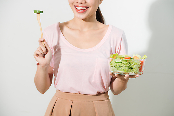 포토 JPG 해외이미지 여자 실내 한명 들기 상반신 성인 앞모습 식사 샐러드 흰배경 성인여자한명만 식단관리 해외포토 1 음식 뷰포인트 백그라운드 모션 사람 내부 흰색 여자한명만 성인여자만 파일형식 이미지허브