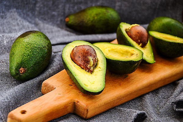 포토 JPG 해외이미지 과일 회색배경 단면 씨앗 사람없음 아웃포커스 신선 유기농 아보카도 나무도마 해외포토 식물 웰빙 백그라운드 도마 촬영기법 목재 회색 파일형식 이미지허브