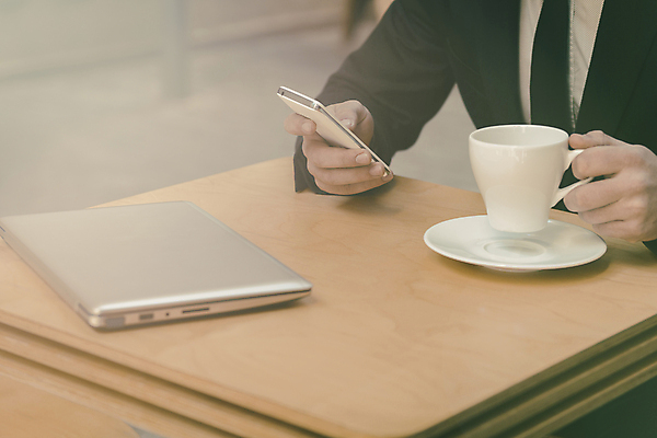 포토 JPG 해외이미지 백인 1 손 응시 커피 음료 백그라운드 컨셉 인터넷 비즈니스 통신 자연 탁자 아침 모바일 한명 사람 앉기 성인 목재 컵 노트북 스마트폰 핸드폰 뷰티 우주 디지털 공책 공백 카페 흰색 신선 업무 뜨거움 아침식사 무선전화기 거짓 목업 스타일 해외포토 주간 서양인 나무 식기 시선 컬러 가구 재료 모션 문구용품 신체부위 전자제품 스마트기기 상점 식사 작업 전화기 생태계 파일형식 이미지허브