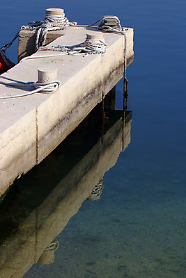 포토 JPG 해외이미지 파도 바다 하늘 바람 휴가 따뜻함 사람없음 물 여름 파란색 햇빛 항구 지중해 정박 방파제 착륙 수평선 해외포토 자연요소 계절 공공시설 컬러 배_교통 교통시설 날씨 태양 파일형식 이미지허브
