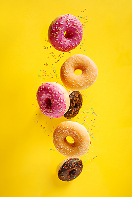 포토 JPG 해외이미지 디저트 실내 사람없음 공중 노란색 여러개 도넛 스프링클 해외포토 음식 컬러 다수 내부 장식 파일형식 이미지허브