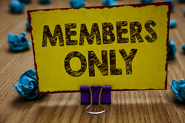 포토 JPG 해외이미지 영어 종이 실내 사람없음 아웃포커스 메모집게 멤버십 종이뭉치 나무배경 해외포토 문자 백그라운드 촬영기법 집게 내부 뭉치 파일형식 이미지허브