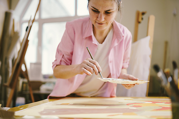 포토 JPG 해외이미지 백인 여자 실내 한명 들기 상반신 성인 앞모습 붓 팔레트 소프트포커스 집중 성인여자한명만 해외포토 서양인 1 뷰포인트 컨셉 모션 촬영기법 사람 내부 여자한명만 성인여자만 파일형식 이미지허브