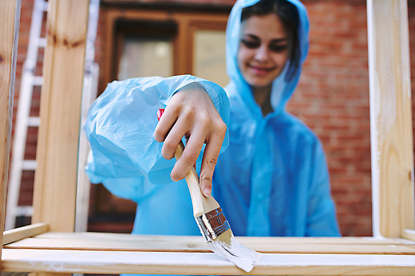 포토 JPG 해외이미지 여자 한명 들기 상반신 성인 목재 앞모습 페인트칠 소프트포커스 바르기 페인트붓 목공예 목재가구 셀프 성인여자한명만 셀프인테리어 해외포토 나무 1 뷰포인트 가구 재료 모션 페인팅 촬영기법 사람 인테리어 붓 공예 여자한명만 성인여자만 파일형식 이미지허브