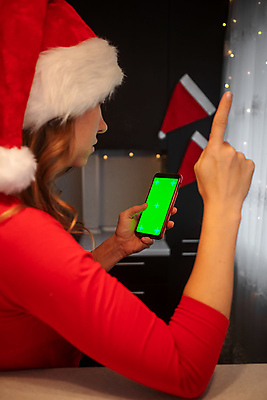 포토 JPG 해외이미지 모자 손 여자 행복 크리스마스 탁자 모바일 휴가 새해 주택 선물 사랑 한명 미소 사람 앉기 장식 빨간색 스마트폰 핸드폰 주방 화환 희망 기쁨 램프 축하 잡기 커튼 기다림 12월 문자메시지 캡모자 크리스마스이브 해외포토 모자_잡화 1 잡화 기념일 꽃 감정 컬러 가구 컨셉 모션 조명 표정 건물 신체부위 전자제품 스마트기기 날짜 메시지 파일형식 이미지허브