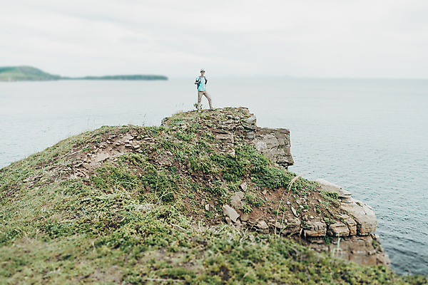 포토 JPG 해외이미지 백인 1 라이프스타일 여자 바다 여행 배낭 자연 산 한명 사람 성인 야외 여름 여행객 걷기 하이킹 절정 하이커 해외포토 서양인 계절 가방 모션 레저 생활 생태계 파일형식 이미지허브
