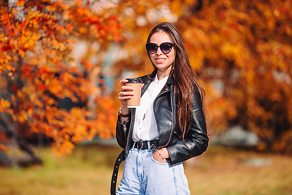 포토 JPG 해외이미지 응시 공원 여자 커피 한명 미소 앉기 성인 야외 컵 가을풍경 가을 잡기 숲 성인여자한명만 해외포토 1 식기 시선 계절 공공시설 음료 모션 표정 사람 풍경 여자한명만 성인여자만 파일형식 가을_계절 이미지허브