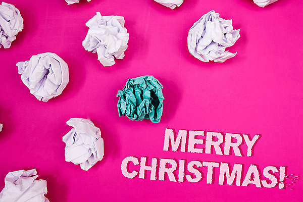 포토 JPG 해외이미지 영어 실내 사람없음 일렬 종이뭉치 분홍색배경 해외포토 문자 종이 분홍색 백그라운드 내부 뭉치 파일형식 이미지허브