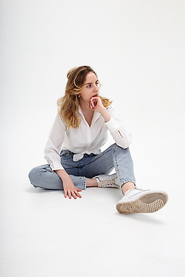 포토 JPG 해외이미지 백인 모델 긴머리 응시 시선 여자 포즈 백그라운드 운동화 셔츠 생각 바닥 한명 사람 앉기 파란색 뷰티 유행 흰색 청바지 우아함 무릎 내추럴 고립 기본 배려 스타일 해외포토 서양인 1 헤어스타일 컬러 신발 컨셉 상의 바지 모션 신체부위 파일형식 이미지허브
