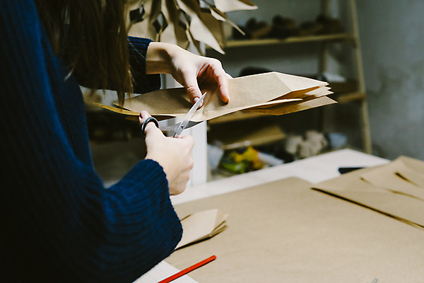 포토 JPG 해외이미지 백인 라이프스타일 손 여자 별 컨셉 크리스마스 겨울 탁자 휴가 새해 관리 창조 사람 취미 사람없음 목재 장식 빛 눈송이 작업실 상품 자르기 스웨터 종이접기 DIY 명령 방법 접기 접착제 핸드메이드 해외포토 자연요소 서양인 나무 계절 기념일 종이 가구 상의 재료 모션 눈_날씨 생활 신체부위 풀_접착제 파일형식 이미지허브