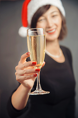 포토 JPG 해외이미지 백인 모자 1 라이프스타일 드레스 여자 행복 얼굴 음료 백그라운드 크리스마스 유리 휴가 새로움 주택 실내 한명 미소 사람 이벤트 성인 장식 빨간색 산타클로스 흰색 축하 인사 샴페인 연도 주기 캡모자 텀블러 해외포토 서양인 모자_잡화 잡화 옷 기념일 감정 컬러 컨셉 모션 재질 주류 표정 내부 건물 생활 신체부위 컵 예절 파일형식 이미지허브