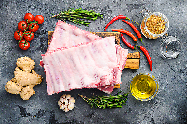 포토 JPG 해외이미지 그릇 식재료 방울토마토 회색배경 실내 마늘 생고기 돼지고기 사람없음 하이앵글 신선 올리브오일 향신료 종지 유리그릇 생강 로즈메리 나무도마 등갈비 해외포토 식기 뷰포인트 백그라운드 토마토 채소 유리 도마 육류 내부 목재 회색 기름_음식 허브 향미료 파일형식 이미지허브