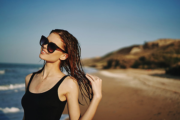 포토 JPG 해외이미지 주간 여자 여유 휴식 한명 미소 상반신 성인 해변 야외 옆모습 아웃포커스 여름 여름휴가 바캉스 선글라스 넘기 성인여자한명만 해외포토 자연요소 1 계절 감정 안경 바다 뷰포인트 컨셉 모션 휴가 촬영기법 표정 사람 여자한명만 성인여자만 파일형식 여름_계절 이미지허브