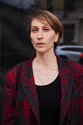 포토 JPG 해외이미지 백인 라이프스타일 응시 시선 여자 생각 짧은머리 거리 한명 서기 사람 정장 성인 야외 건물 빨간색 재킷 도시 우아함 날씬함 체크무늬 내추럴 스타일 해외포토 서양인 1 헤어스타일 건축물 옷 컬러 컨셉 무늬 모션 생활 외투 몸매 파일형식 이미지허브