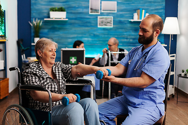 포토 JPG 해외이미지 여자 노년 남자 청진기 건강 들기 앉기 여러명 상반신 성인 옆모습 운동 아령 환자 간호사 의사 잡기 도움 질병 간호 휠체어 물리치료사 재활 재활운동 해외포토 뷰포인트 다수 컨셉 의학 의료기기 모션 사람 치료 의료진 치료사 파일형식 이미지허브