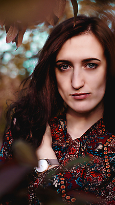 포토 JPG 해외이미지 백인 모델 라이프스타일 옷 계절 공원 여자 열매 행복 얼굴 백그라운드 잎 자연 따뜻함 한명 미소 성인 야외 빨간색 빛 뷰티 노란색 유행 맑음 꿈 낭만 가을 내추럴 거짓말 스타일 해외포토 서양인 식물 1 공공시설 감정 컬러 컨셉 날씨 표정 사람 생활 신체부위 생태계 파일형식 이미지허브