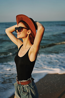 포토 JPG 해외이미지 주간 여자 여유 휴식 한명 상반신 성인 해변 야외 옆모습 여름휴가 바캉스 선글라스 손들기 성인여자한명만 해외포토 자연요소 1 감정 안경 바다 뷰포인트 컨셉 모션 휴가 사람 여자한명만 성인여자만 파일형식 여름_계절 이미지허브