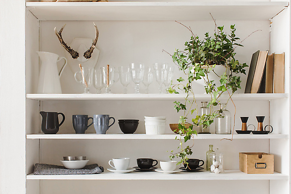 포토 JPG 해외이미지 식물 식기 접시 디자인 벽 가구 백그라운드 가정 유리 주방용품 선반 주택 뿔 실내 요리 사람없음 내부 목재 장식 책 컵 상자 주방 머그컵 수확 흰색 기구 조끼 도자기 그룹 우아함 닫기 찬장 캐비닛 컵받침 오브젝트 서비스 냅킨 촛대 유리주전자 스타일 해외포토 나무 컬러 생활용품 컨셉 농업 재료 모션 재질 주전자 건물 외투 사물함 받침대 파일형식 이미지허브