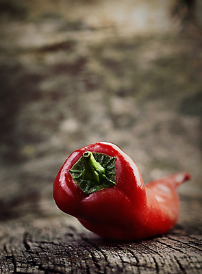 포토 JPG 해외이미지 식물 라이프스타일 음식 줄기 백그라운드 컨셉 채소 과일 재료 고추 파프리카 건강 요리 사람없음 목재 빨간색 초록색 빛 주방 회색 추위 수확 골동품 종 시골 신선 뜨거움 양념 닫기 먹기 향신료 유기농 매움 날것 향료 후추 비타민 숙성 채식주의자 화상 비건 해외포토 나무 웰빙 컬러 농업 모션 생활 맛 상처 채식 향기 냄새 영양소 향미료 파일형식 이미지허브