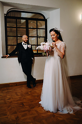 포토 JPG 해외이미지 전신 응시 여자 남자 부케 웨딩드레스 결혼 창문 신혼부부 실내 사랑 서기 미소 들기 정장 턱시도 성인 두명 앞모습 기댐 창가 주머니손 신랑신부 성인만 웨딩촬영 해외포토 부부 시선 드레스 옷 감정 신부_웨딩 뷰포인트 꽃다발 신랑 모션 표정 사람 이벤트 내부 신혼 기념사진 파일형식 이미지허브