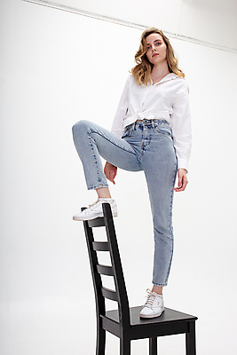 포토 JPG 해외이미지 백인 모델 긴머리 응시 여자 포즈 백그라운드 운동화 셔츠 생각 의자 한명 서기 사람 파란색 뷰티 유행 흰색 청바지 우아함 내추럴 고립 기본 스타일 해외포토 서양인 1 헤어스타일 시선 컬러 가구 신발 컨셉 상의 바지 모션 파일형식 이미지허브