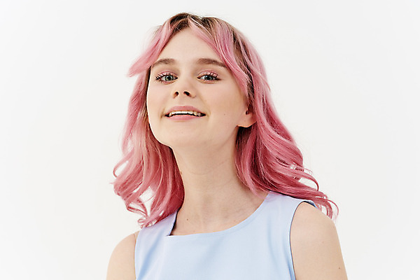 포토 JPG 해외이미지 백인 모델 헤어스타일 드레스 여자 얼굴 분홍색 포즈 백그라운드 건강 한명 사람 컬러풀 금발 뷰티 유행 상점 화장품 흰색 화려 우아함 이발 입술 염색 완벽 파스텔톤 스타일 해외포토 서양인 1 옷 컬러 컨셉 신체부위 파일형식 이미지허브