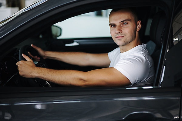 포토 JPG 해외이미지 백인 커플 응시 여자 남자 행복 산업 비즈니스 가족 교통시설 자동차 열쇠 새로움 실내 한명 미소 사람 정장 성인 판매 세일 상점 운전 자신감 구매 고객 서비스 무역 딜러 보여주기 소매 주인 판매원 보험 대여 자동 해외포토 서양인 직업 1 시선 옷 감정 육상교통 교통 컨셉 관계 모션 표정 내부 쇼핑 시설 파일형식 이미지허브