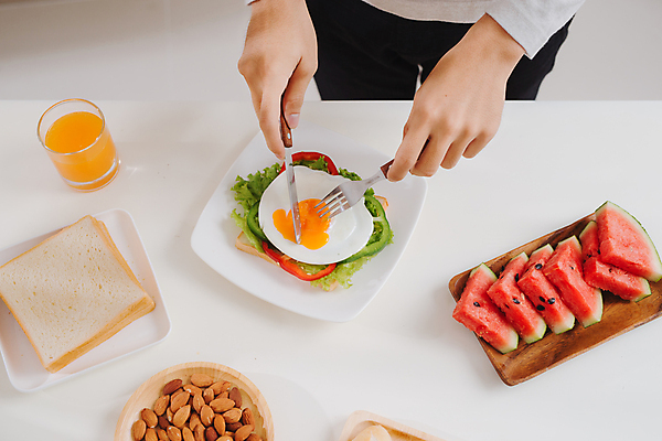 포토 JPG 해외이미지 손 수박 실내 들기 신체부위 식사 오렌지주스 자르기 식빵 오픈샌드위치 해외포토 빵 과일 모션 샌드위치 사람 내부 과일주스 파일형식 이미지허브