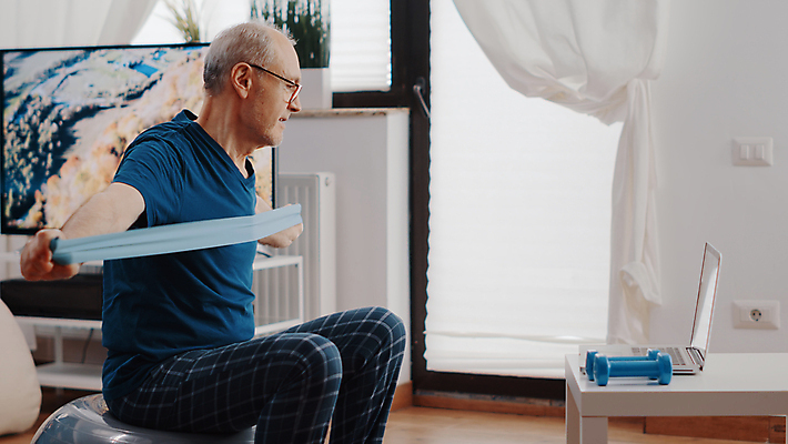 포토 JPG 해외이미지 라이프스타일 응시 노년 남자 건강 한명 상반신 옆모습 노트북 운동 스트레칭 아령 당기기 연습 동영상 노인남자한명만 해외포토 1 시선 뷰포인트 모션 사람 성인 생활 전자제품 남자한명만 노인남자만 파일형식 이미지허브