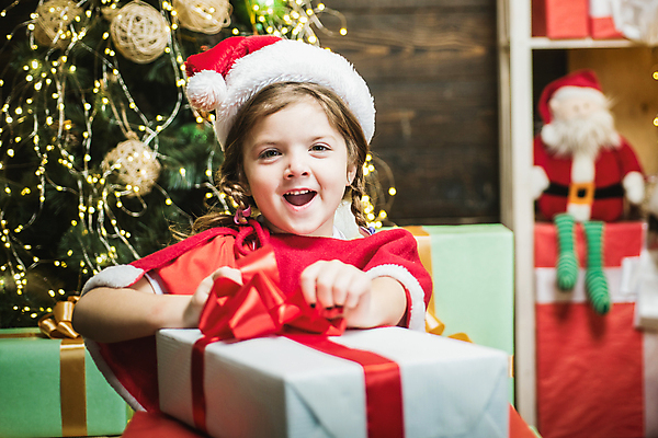 포토 JPG 해외이미지 모델 모자 딸 행복 얼굴 어린이 백그라운드 크리스마스 겨울 산타모자 휴가 새해 주택 선물 사랑 한명 미소 웃음 사람 빨간색 뷰티 산타클로스 축제 놀람 펼침 기쁨 꿈 방 축하 아기 잡기 불기 흥분 해외포토 모자_잡화 1 잡화 계절 기념일 감정 컬러 컨셉 가족 모션 표정 건물 신체부위 파일형식 이미지허브
