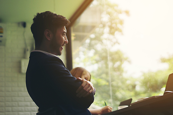포토 JPG 해외이미지 모델 직업 디자인 응시 남자 백그라운드 생각 인터넷 비즈니스 탁자 성공 한명 사람 정장 노트북 사무실 카메라 흰색 기록 업무 작업 비즈니스맨 디자이너 경영자 프로젝트 힙스터 해외포토 1 시선 옷 패션 컬러 가구 컨셉 전자제품 직장인 리더 파일형식 이미지허브