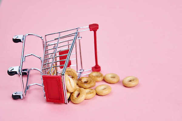 포토 JPG 해외이미지 실내 사람없음 쇼핑카 미니어처 오브젝트 베이글 쏟아짐 넘어짐 분홍색배경 해외포토 빵 분홍색 백그라운드 모션 내부 쇼핑 모형 카트 파일형식 이미지허브