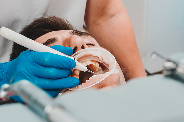 포토 JPG 해외이미지 건강 치과 병원 한명 사람 치료 물 뷰티 약 쌍안경 장비 환자 의사 기구 공구 작업 입 치아 청소 부식 치과의사 돌봄 명패 위생관리 치통 해외포토 자연요소 1 의학 모션 관리 신체부위 망원경 의료진 도구 소화기관 질병 파일형식 이미지허브