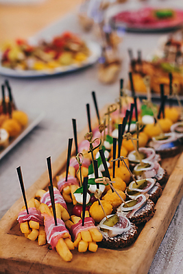 포토 JPG 해외이미지 식기 접시 산업 음식 빵 결혼 비즈니스 유리 탁자 휴가 서브 건강 종류 육류 요리 이벤트 사람없음 장식 파티 요식업 식당 식사 저녁식사 샐러드 식탁보 흰색 축하 신선 고명 고급 우아함 배열 먹기 해산물 서비스 준비 점심식사 뷔페 식욕 맛있는 해외포토 컬러 가구 컨셉 식재료 모션 재질 상점 파일형식 이미지허브