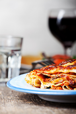 포토 JPG 해외이미지 접시 음식 빵 부분 유리 치즈 서브 파스타 육류 요리 사람없음 목재 빨간색 파란색 식당 와인 식사 이탈리아 샐러드 흰색 신선 사발 황금 바게트 큼 굽기 먹기 서빙 라자냐 모짜렐라치즈 섞기 캐서롤 해외포토 나무 식기 유럽 컬러 식재료 재료 모션 재질 유제품 주류 서양음식 상점 용기_그릇 사기그릇 이탈리아음식 크기 구이 파일형식 이미지허브