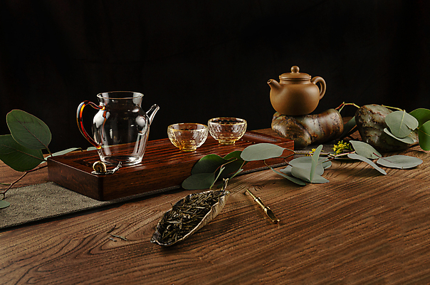포토 JPG 해외이미지 검은배경 사람없음 찻잔 다기 찻주전자 찻잎 나무탁자 해외포토 백그라운드 탁자 주전자 잔 차_음료 검은색 다도 파일형식 이미지허브