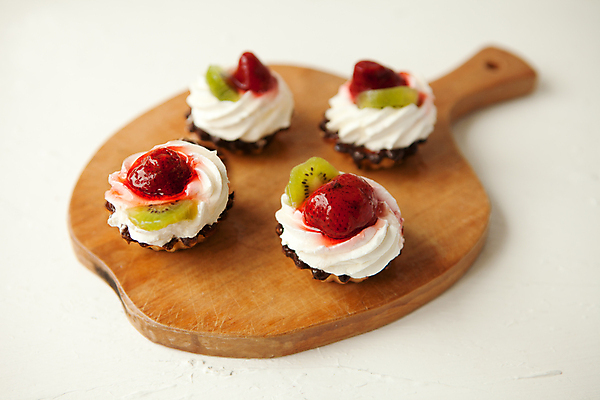 포토 JPG 해외이미지 열매 음식 과일 탁자 딸기 디저트 치즈 쟁반 건강 키위 사람없음 장식 케이크 식사 빵집 수확 흰색 축하 신선 생일 달콤 맛 아침식사 유혹 컵케이크 굽기 뿌리기 카나페 크림 유기농 복고 머핀 칼로리 프랑스어 타르트 페스츄리 핸드메이드 맛있는 해외포토 식물 문자 웰빙 기념일 빵 컬러 가구 컨셉 농업 모션 유제품 서양음식 상점 구이 파이_빵 파일형식 이미지허브