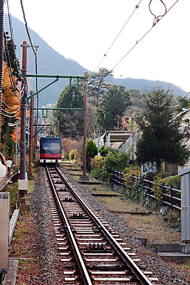 포토 JPG 해외이미지 나무 교통시설 자연 하늘 풍경 사람없음 야외 건물 빨간색 세로 초록색 노란색 금속 일본 회색 기차 가을 바위 철사 인공 콘크리트 해외포토 식물 건축물 계절 아시아 육상교통 컬러 교통 재질 대중교통 돌_바위 시설 생태계 파일형식 이미지허브
