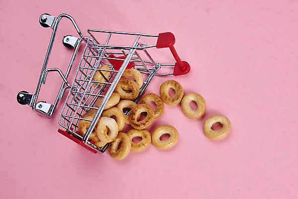 포토 JPG 해외이미지 실내 사람없음 쇼핑카 미니어처 오브젝트 베이글 쏟아짐 넘어짐 분홍색배경 해외포토 빵 분홍색 백그라운드 모션 내부 쇼핑 모형 카트 파일형식 이미지허브