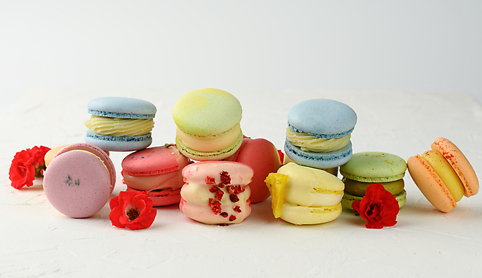 포토 JPG 해외이미지 꽃 디저트 실내 사람없음 쌓기 달콤 흰배경 마카롱 해외포토 식물 음식 백그라운드 모션 내부 흰색 맛 파일형식 이미지허브