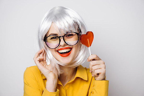 포토 JPG 해외이미지 여자 막대사탕 한명 웃음 들기 상반신 성인 앞모습 기쁨 하트 은색 가발 성인여자한명만 안경낌 힙스터 해외포토 모양 1 패션 감정 안경 뷰포인트 컬러 모션 표정 사탕 사람 여자한명만 성인여자만 파일형식 이미지허브