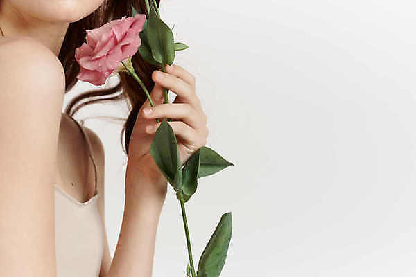 포토 JPG 해외이미지 여자 꽃 꽃다발 실내 한명 들기 상반신 성인 옆모습 우아함 성인여자한명만 해외포토 식물 1 뷰포인트 컨셉 모션 사람 내부 여자한명만 성인여자만 파일형식 이미지허브