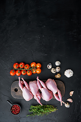 포토 JPG 해외이미지 식재료 방울토마토 검은배경 실내 생고기 육류 사람없음 하이앵글 허브 일렬 메추리알 나무도마 메추리 통마늘 통후추 카피스페이스 해외포토 식물 뷰포인트 백그라운드 토마토 도마 마늘 내부 목재 알 검은색 공백 후추 파일형식 이미지허브