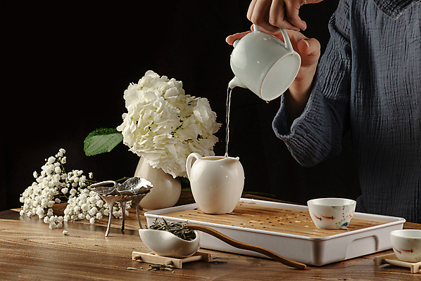 포토 JPG 해외이미지 손 여자 검은배경 들기 상반신 성인 사람없음 앞모습 찻잔 다기 찻주전자 찻잎 성인여자한명만 해외포토 뷰포인트 백그라운드 모션 주전자 잔 사람 신체부위 차_음료 검은색 다도 여자한명만 성인여자만 파일형식 이미지허브