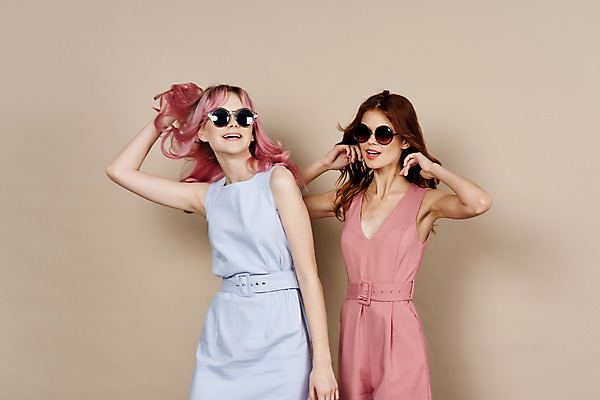 포토 JPG 해외이미지 백인 모델 응시 여자 패션 포즈 실내 미소 상반신 성인 두명 앞모습 친구 선글라스 머리카락 잡기 성인여자만 베이지색배경 해외포토 서양인 시선 안경 뷰포인트 백그라운드 관계 모션 표정 사람 내부 머리 베이지색 여자만 성인만 파일형식 이미지허브