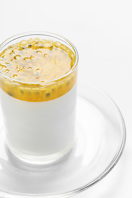 포토 JPG 해외이미지 음식 부분 유리 디저트 건강 요리 동양인 사람없음 컵 흰색 신선 발표 달콤 흰배경 퓨전 유기농 심플 코코넛 비건 해외포토 식기 웰빙 컬러 백그라운드 과일 재질 인종 맛 채식주의자 파일형식 이미지허브