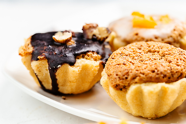 포토 JPG 해외이미지 모양 접시 음식 탁자 디저트 요리 사람없음 갈색 파티 바구니 쿠키 과자 케이크 식사 빵집 견과류 달콤 맛 아침식사 인스턴트 작음 설탕 복고 호두 스펀지 미니 타르트 페스츄리 핸드메이드 맛있는 해외포토 식기 빵 컬러 가구 컨셉 이벤트 상점 크기 파이_빵 파일형식 이미지허브