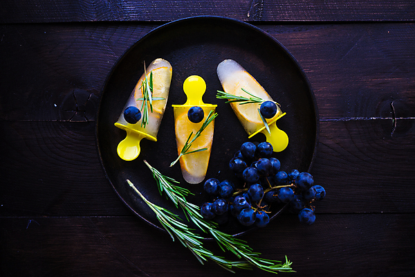 포토 JPG 해외이미지 접시 포도 아이스크림 실내 사람없음 하이앵글 달콤 시원함 레몬 로즈메리 과일아이스크림 막대아이스크림 나무배경 해외포토 식기 뷰포인트 백그라운드 과일 디저트 내부 맛 허브 파일형식 이미지허브